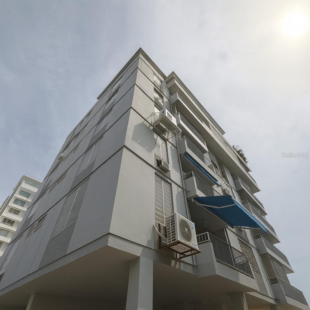 Spacious apartment for rent located at Wilson 85 in Condado / San Juan, ideally positioned near the beach, Stella Maris Park, Dog Park, SuperMax, and with quick access to the highway. Situated on the third floor, this property offers 3 bedrooms and 2 bathrooms, a large living and dining area, and a balcony overlooking Wilson Avenue. The kitchen comes fully equipped with brand-new appliances, offering a modern and functional space. The complex includes a recreational area with a pool and provides a peaceful environment while being close to all that Condado has to. Unfurnished.