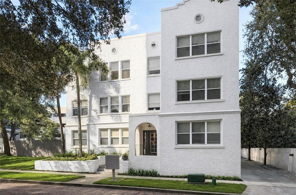 Photo of 515 E Pine Street, Orlando, FL 32801 (MLS # O6448623)