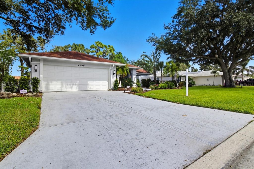 Photo of 4709 Meadowview Circle, Sarasota, FL 34233 (MLS # A4667036)