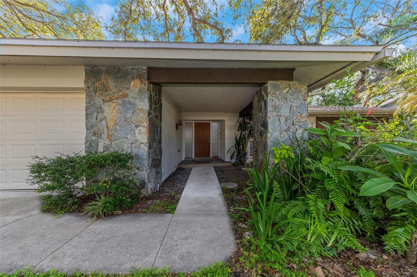 943 SPANISH OAKS BOULEVARD