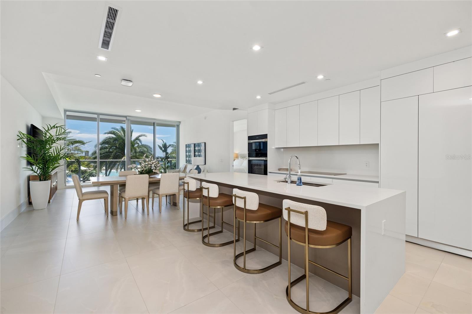220 LAKE SHORE DRIVE 704