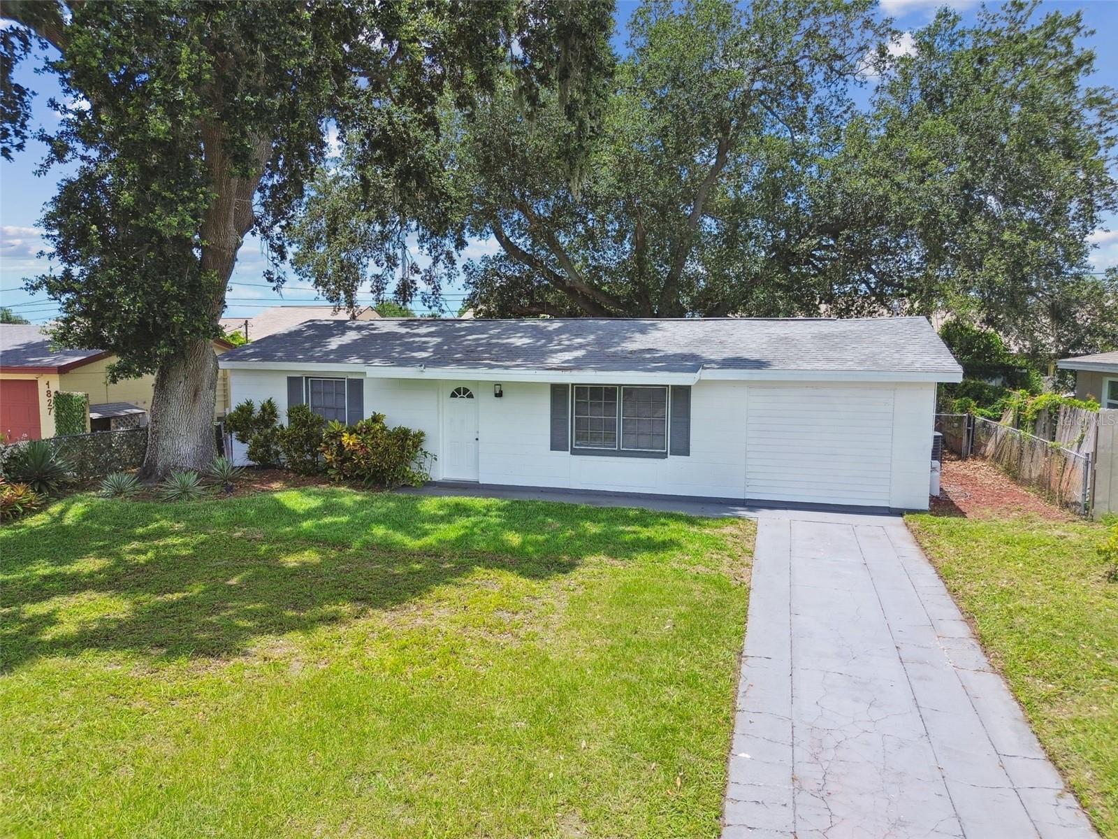 1833 KNOLLWOOD DRIVE