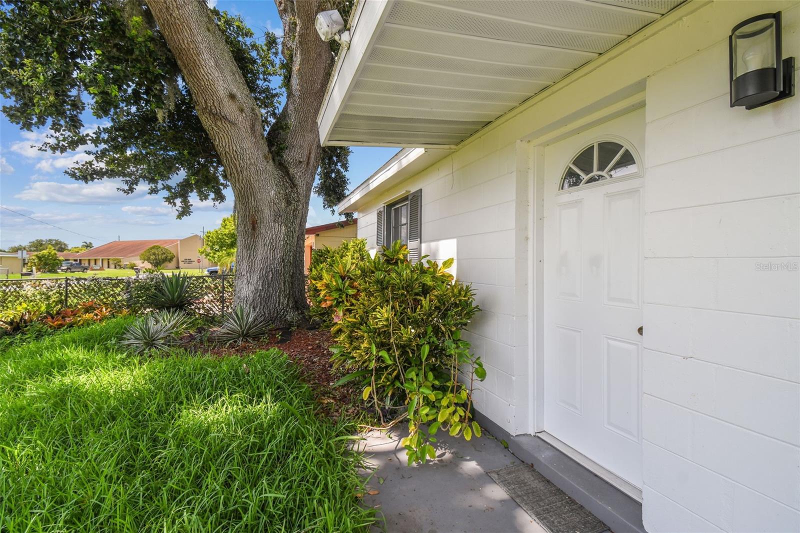 1833 KNOLLWOOD DRIVE