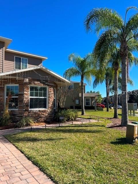 Beautiful and Spacious Townhouse. Location is the best feature of this property. Walking distance to shops. Starbucks at the corner and many more.