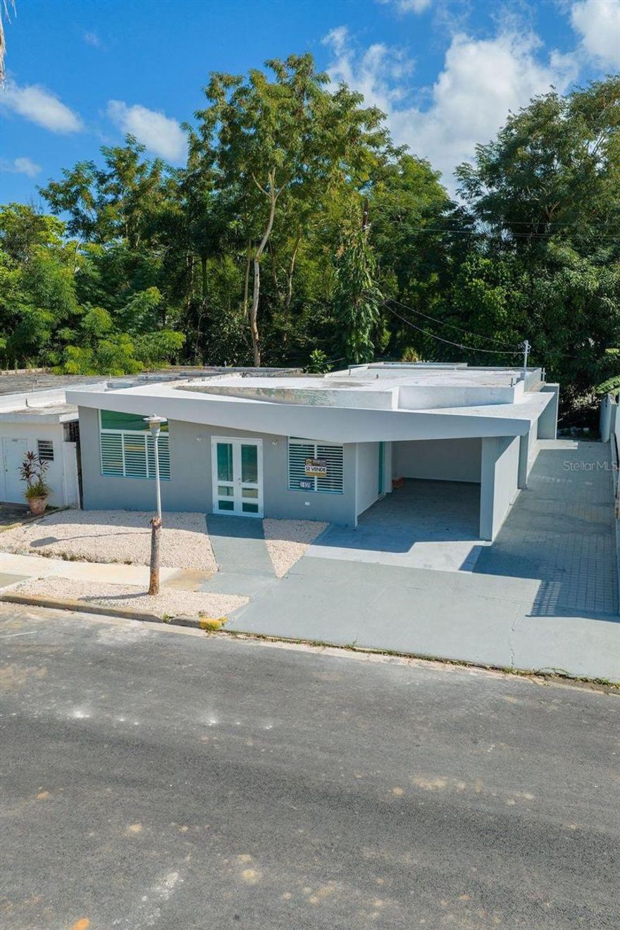 Best Location in San Juan  Ready to Show, Call to Schedule Your Appointment 
 Urb AntonSanti, SJ 
? Features:  3 Bedrooms  3 Bathrooms  Living Room  Dining Room  Kitchen  Family Room  Foyer ?Huge Master Suite with Bathroom ** Access Control via Tele-Entry 
 Contact me for more information or to schedule a visit.  Don't miss this opportunity in San Juan!