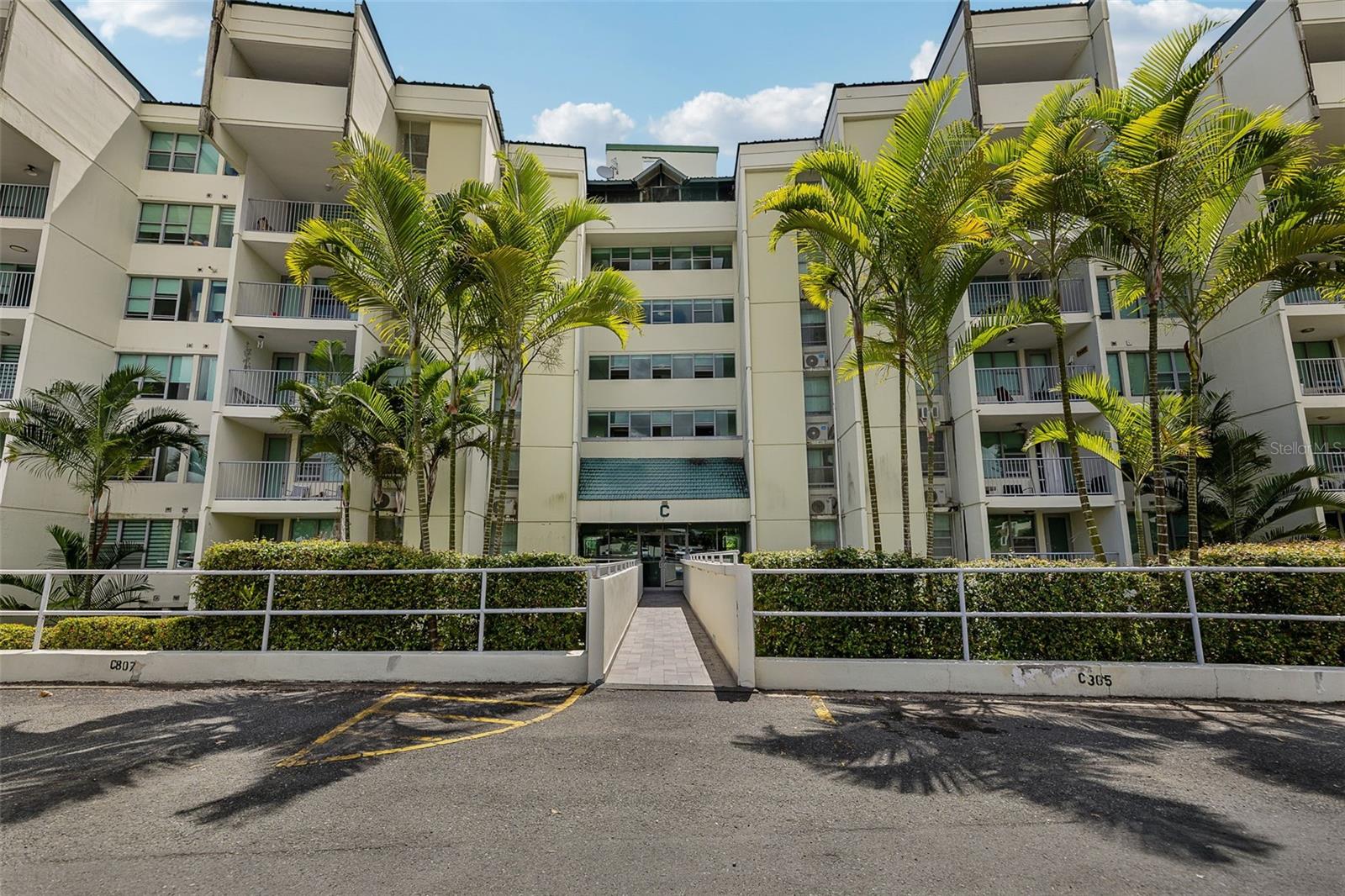 Live in comfort and style in this beautifully maintained 2-bedroom, 2-bathroom apartment located in one of Guaynabo’s most exclusive condominiums. This spacious unit features a modern layout, comes fully equipped with appliances, and includes three air inverters for maximum comfort.
Enjoy resort-style amenities such as a pool, fully equipped gym, playground, and 2 dog parks perfect for pet lovers. Ideal for professionals, couples, or small families looking for convenience and upscale living. Don’t miss out on this exceptional rental opportunity! Contact us today to schedule a private showing.