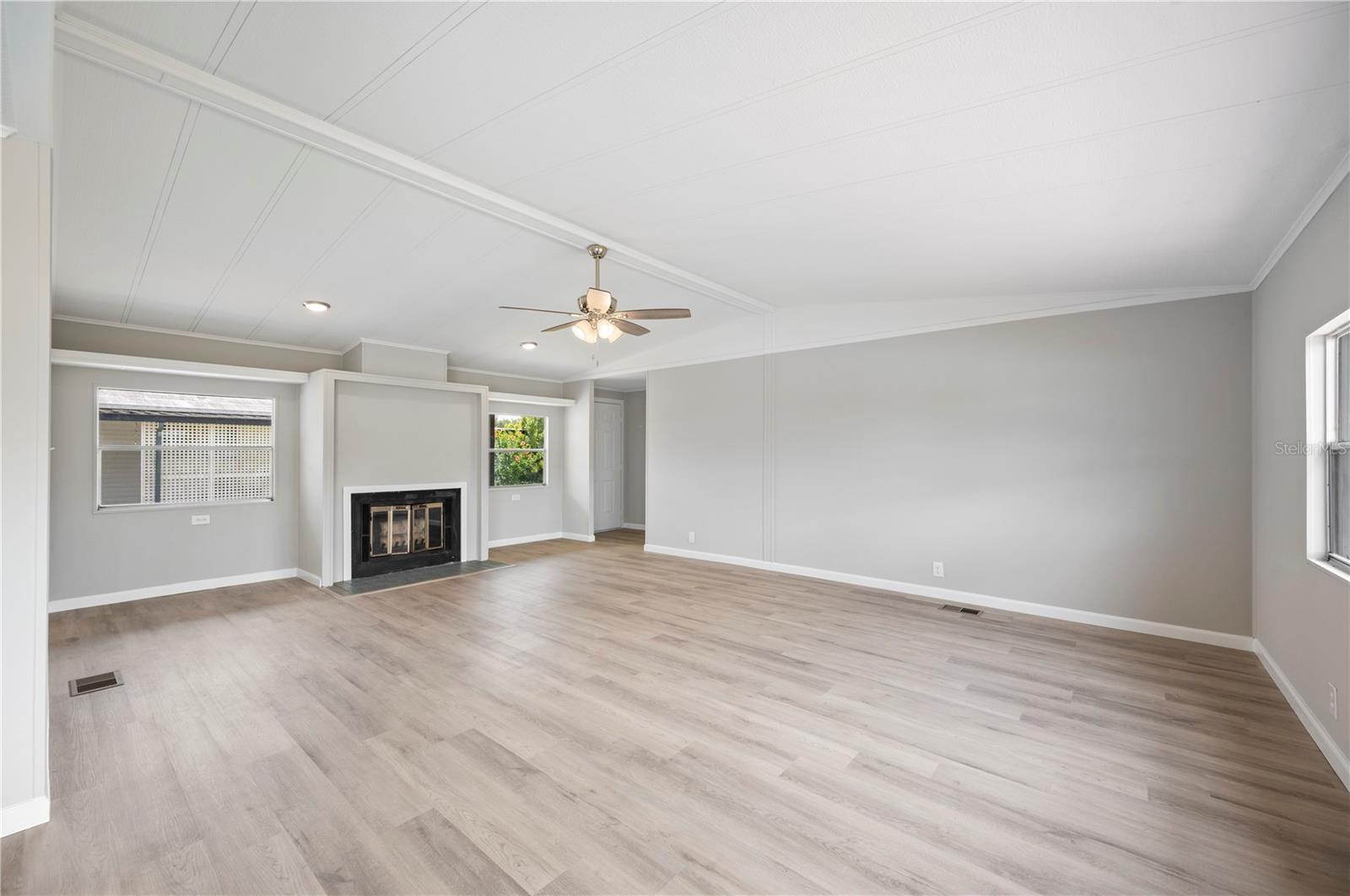 FLORAL LAKES - Residential