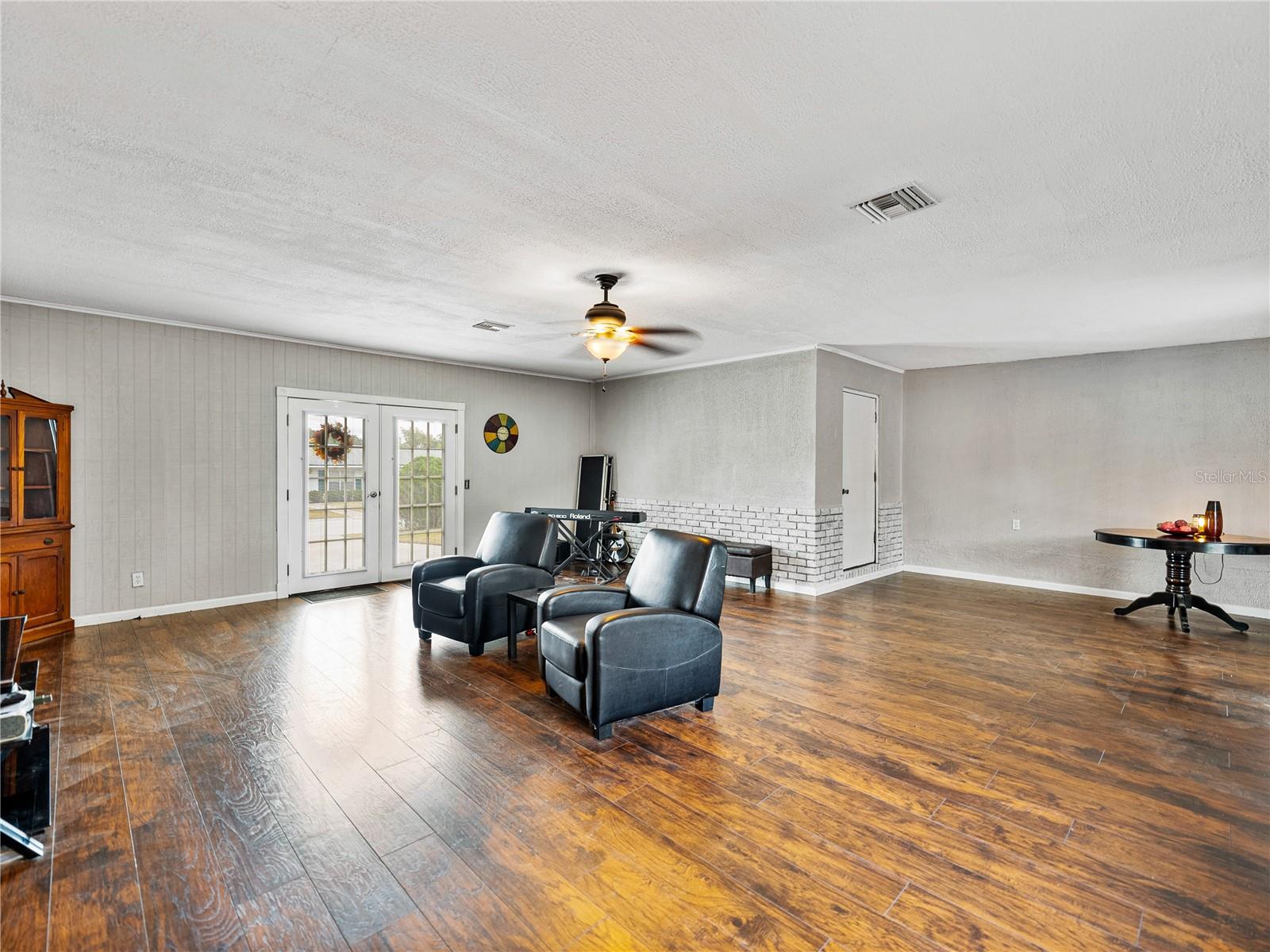 WOODLAND HILLS - Residential