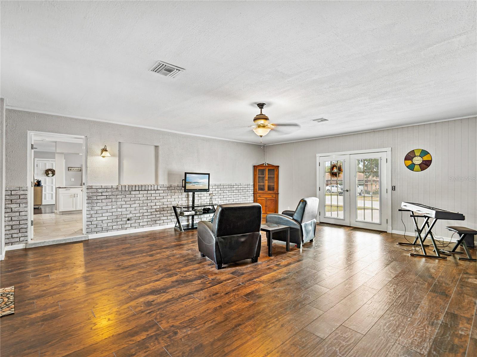 WOODLAND HILLS - Residential