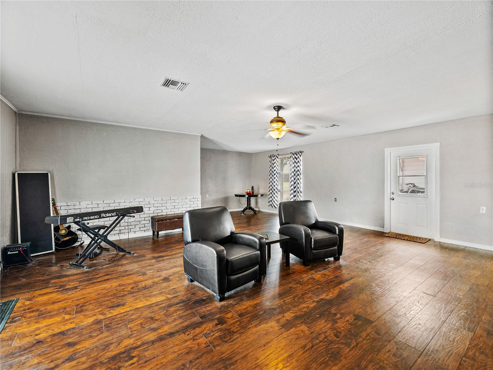 WOODLAND HILLS - Residential