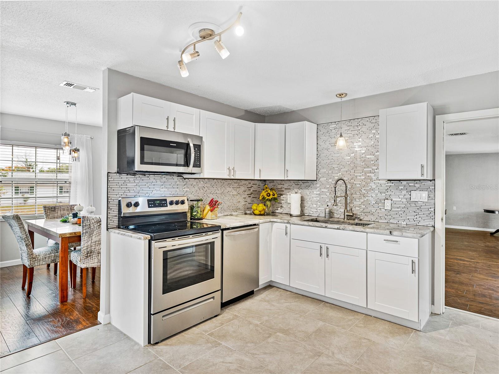 WOODLAND HILLS - Residential