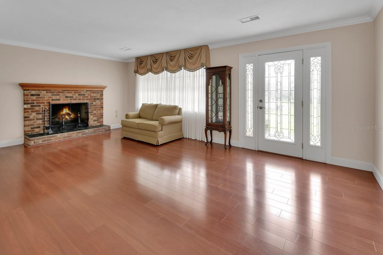 569 PARKDALE COURT