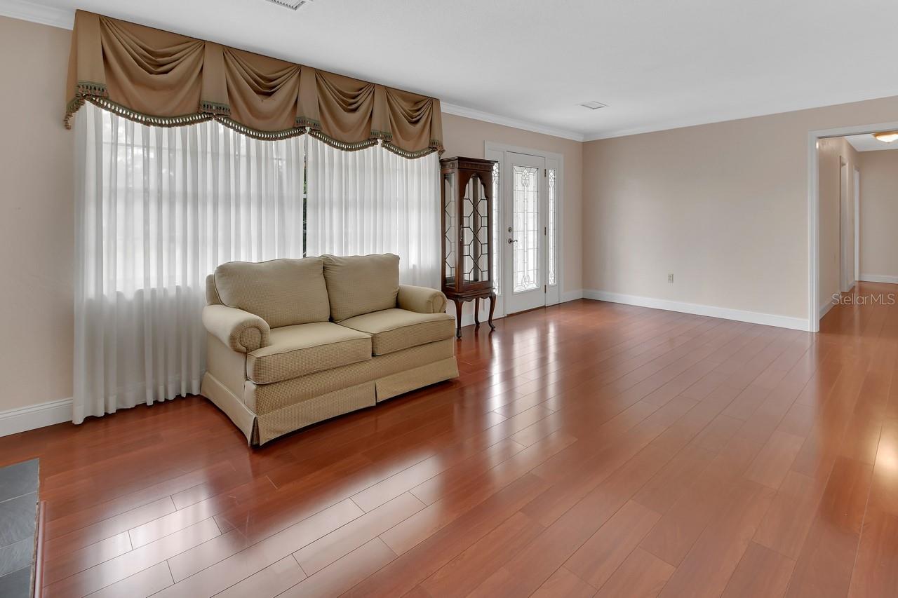 569 PARKDALE COURT