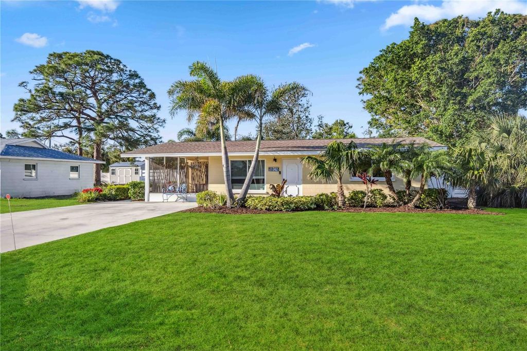 Photo of 742 Golf Drive, Venice, FL 34285 (MLS # N6140635)