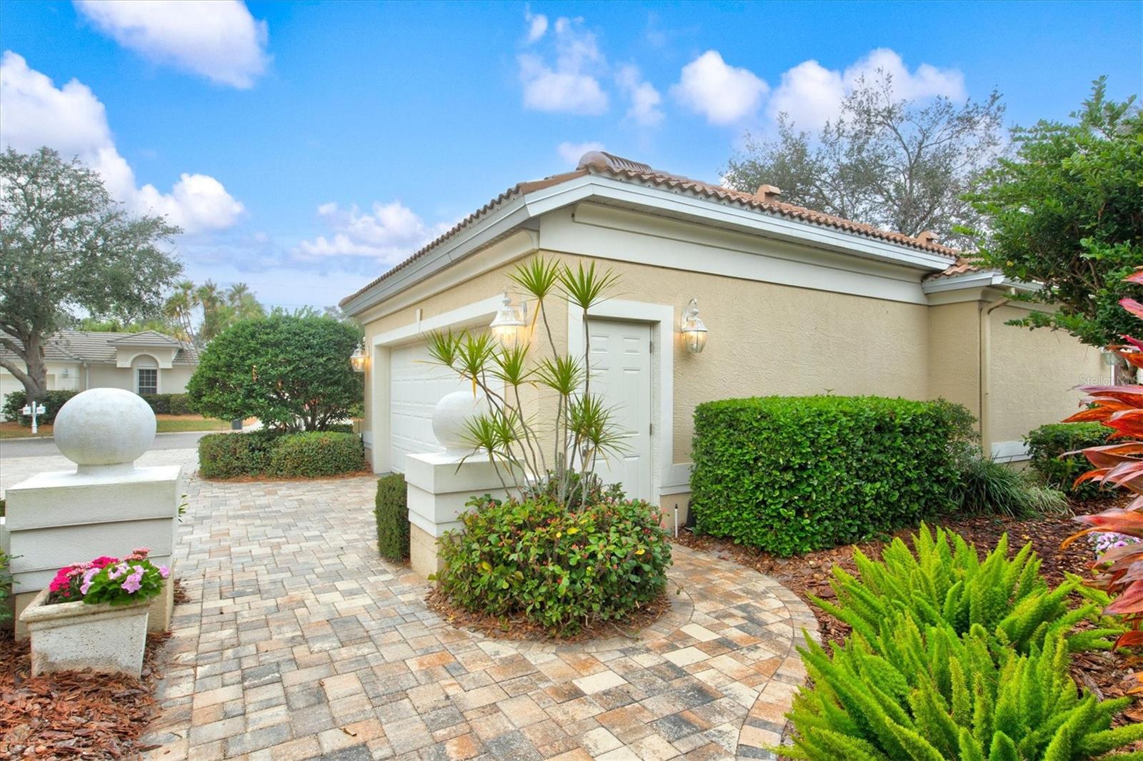 7327 KENSINGTON COURT
