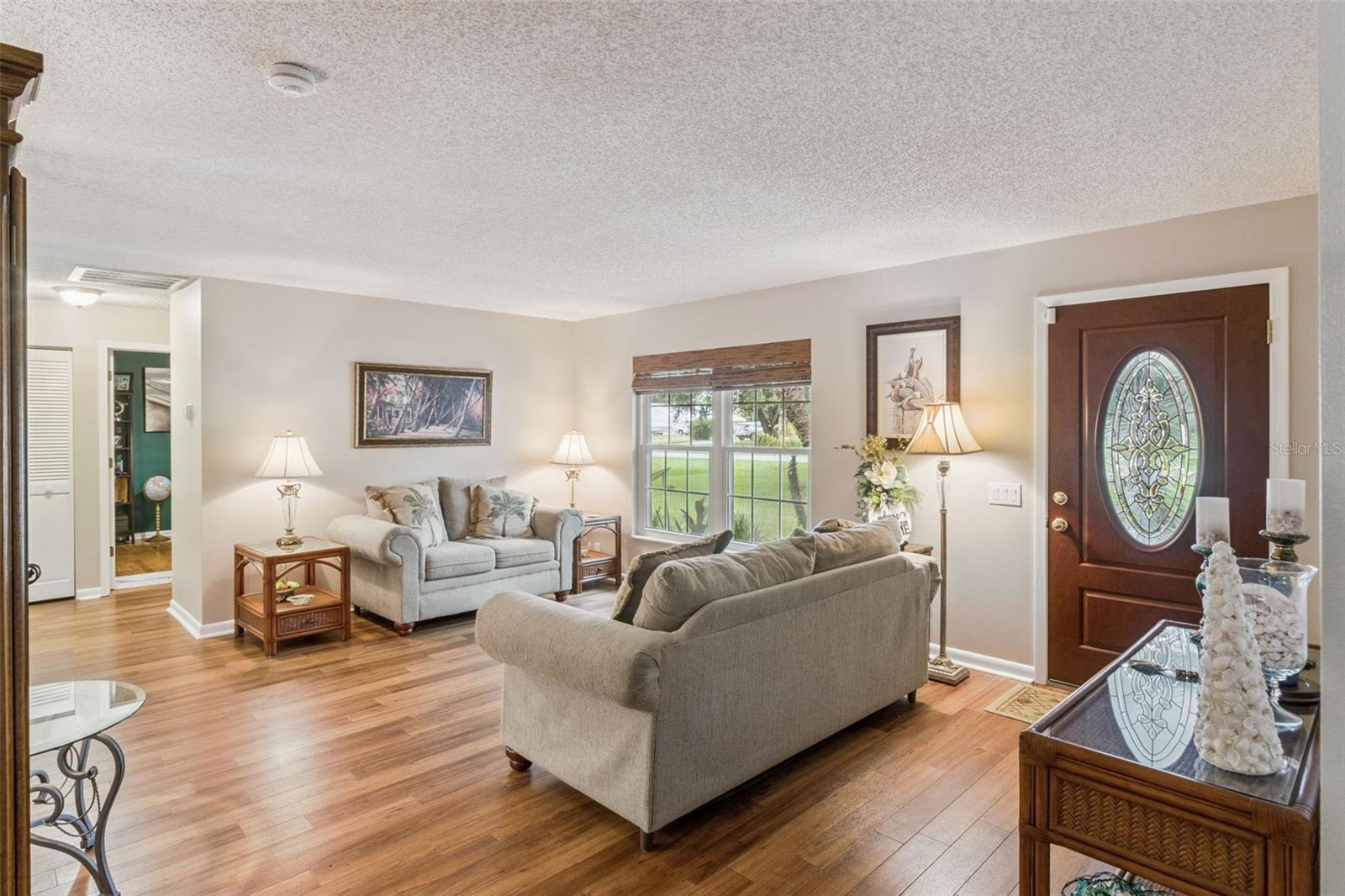864 REDWOOD WAY