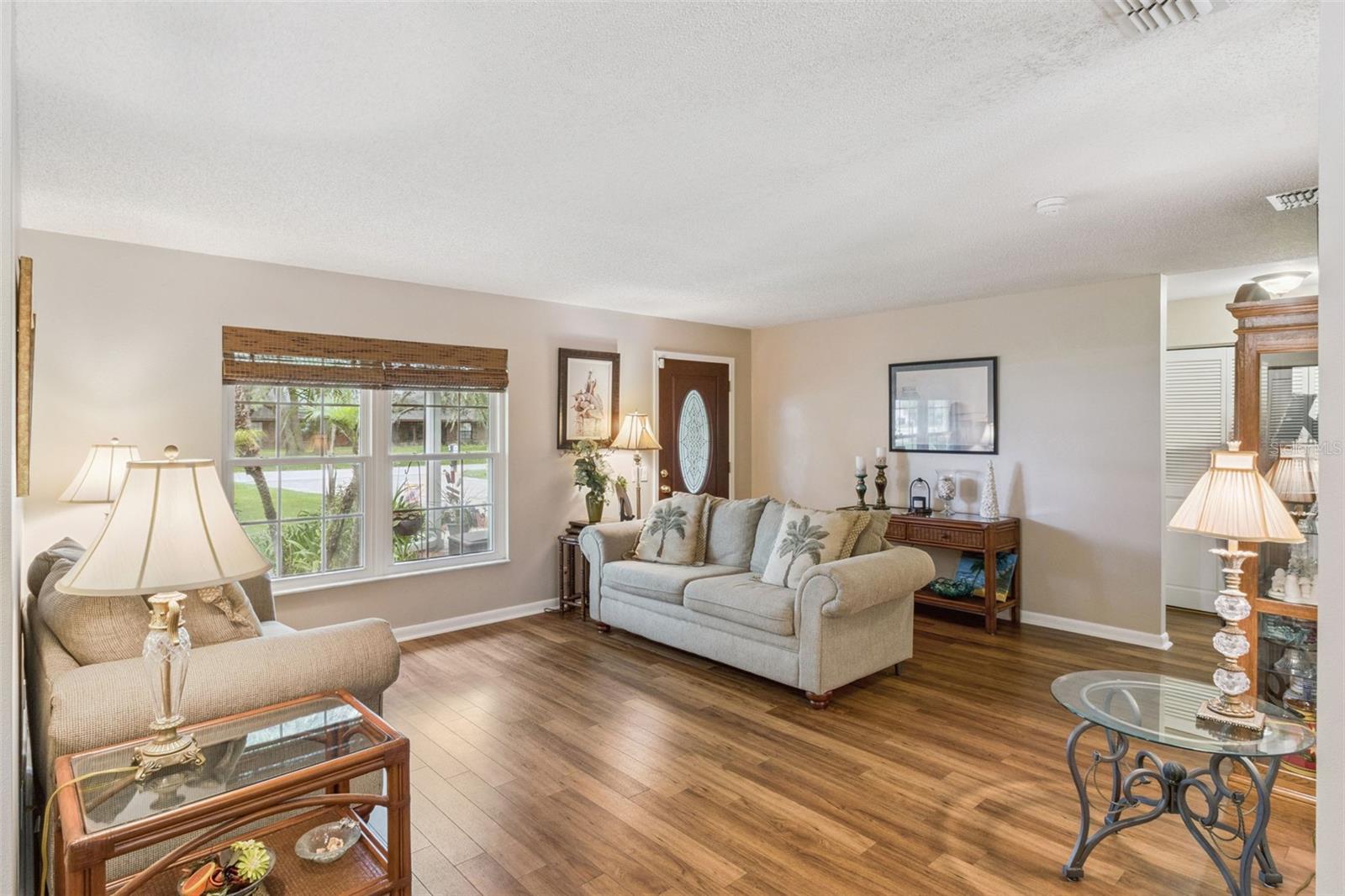 864 REDWOOD WAY