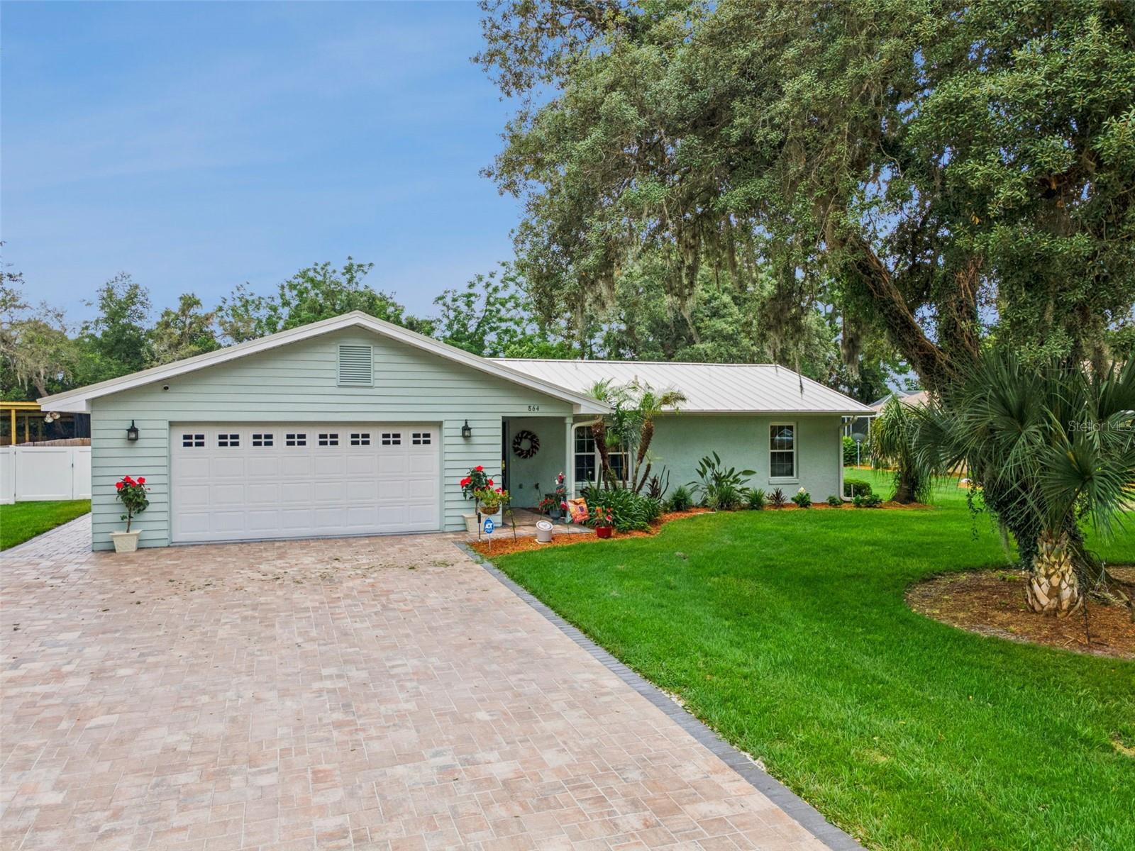 864 REDWOOD WAY