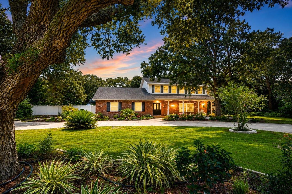 Photo of 901 Woodview Drive, Brandon, FL 33511 (MLS # TB8540291)