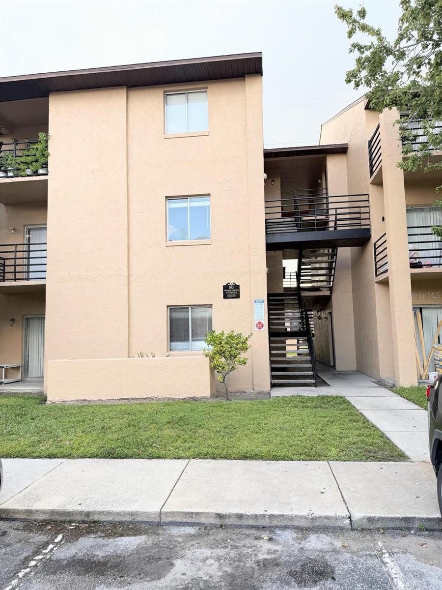 Commuter and weekend explorer ? I have the perfect place for you. A bright and inviting 2bedroom, 2bath condo with walk-in closets and private ensuites in each bedroom. The modern kitchen features granite countertops, and the spacious living area leads to a well-appointed primary suite. Enjoy a spacious patio perfect for relaxing. Located in a prime area just minutes from Universal, Disney, Orlando International Airport, and downtown, with convenient bus stops steps away.
