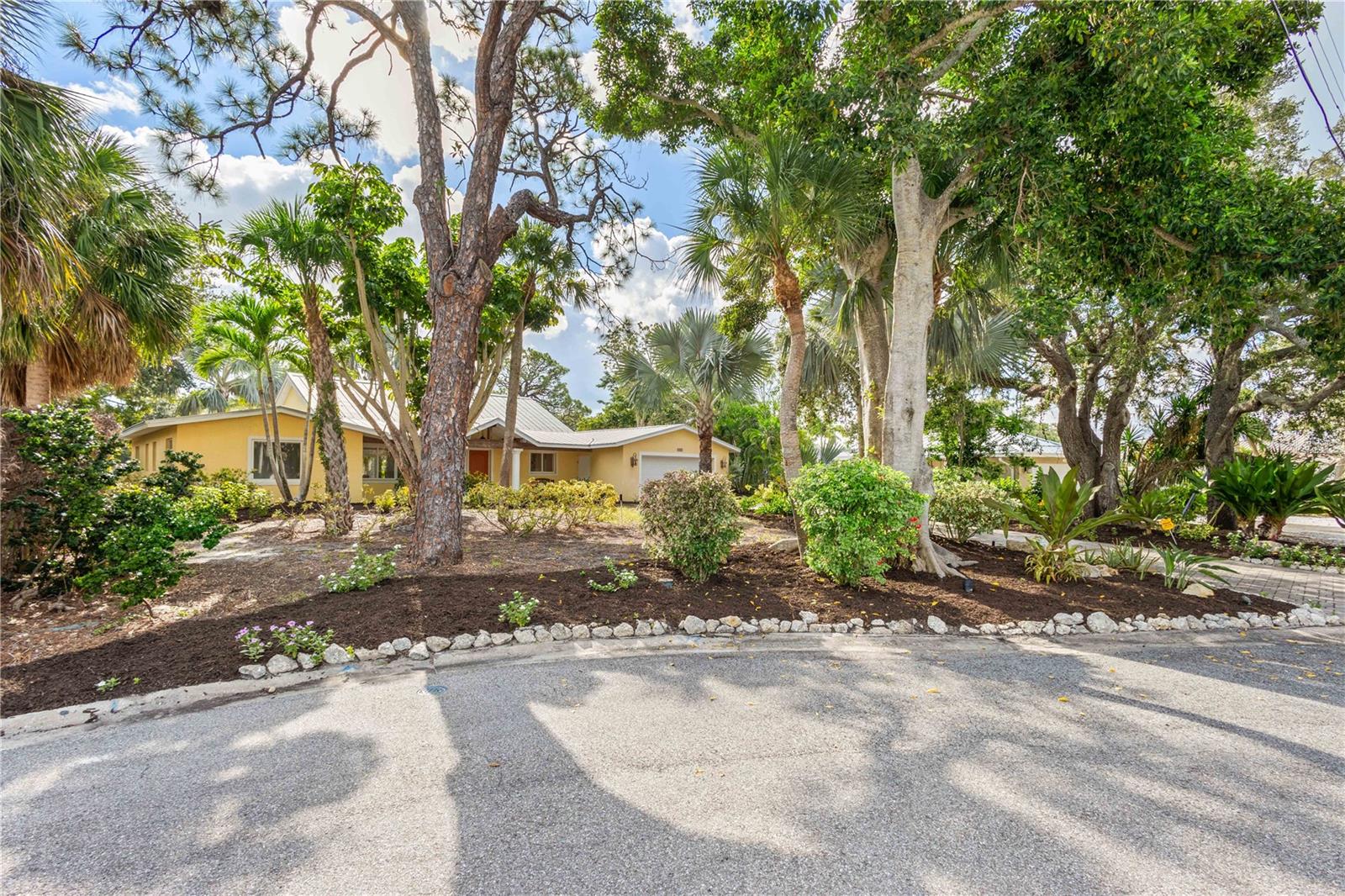 5215 CAPE LEYTE DRIVE