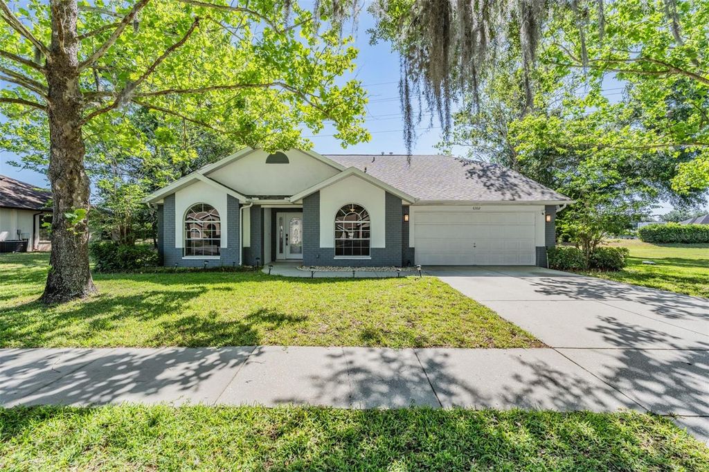 Photo of 6302 Silver Oaks Drive, Zephyrhills, FL 33542 (MLS # TB8375754)