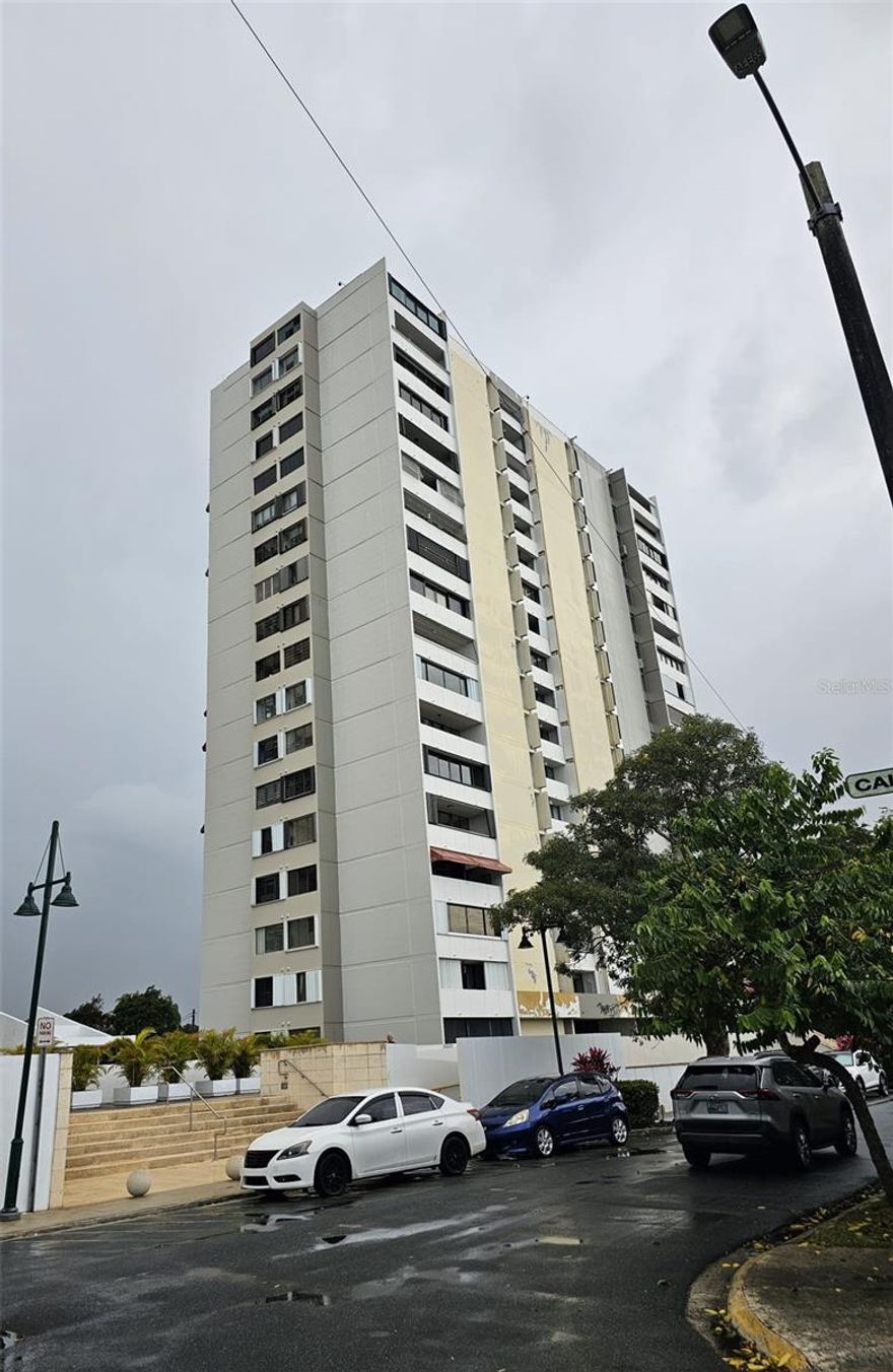 Located in the North Tower of the Mansiones Condominium in Guaynabo, PR. It has 2 bedrooms, 2 bathroom, living room, dining room, kitchen, fully furnished, air conditioning and parking.