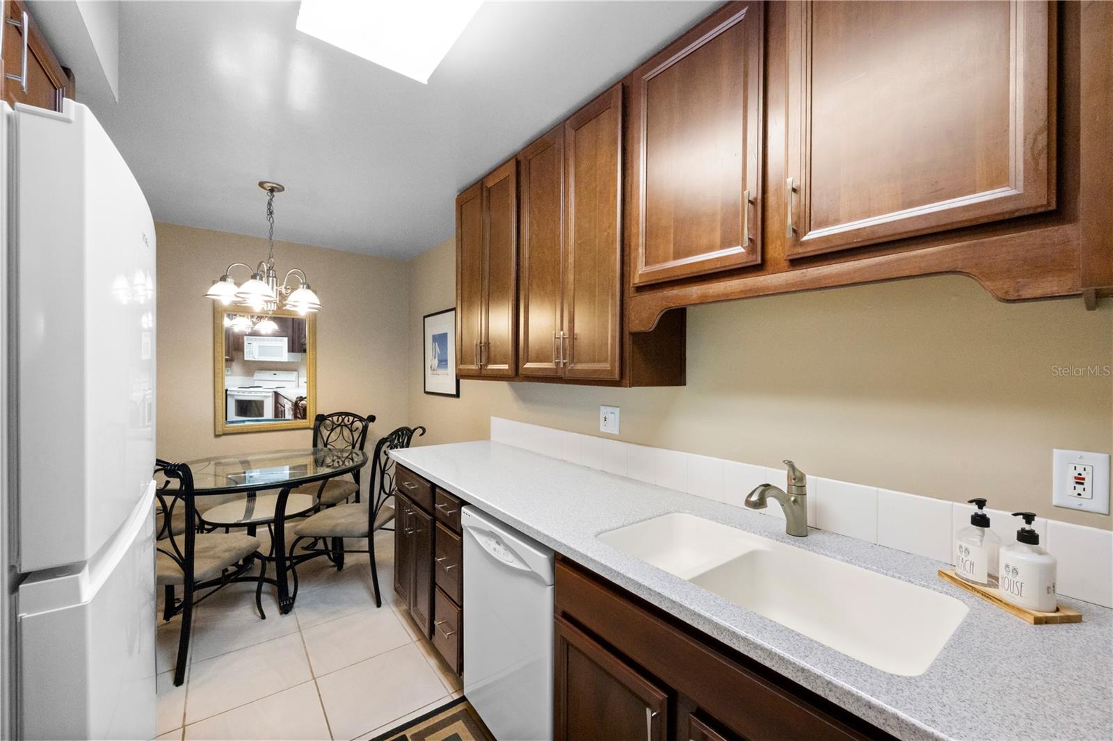 WANDER RESIDENCES OF TIERRA VERDE - Residential Lease