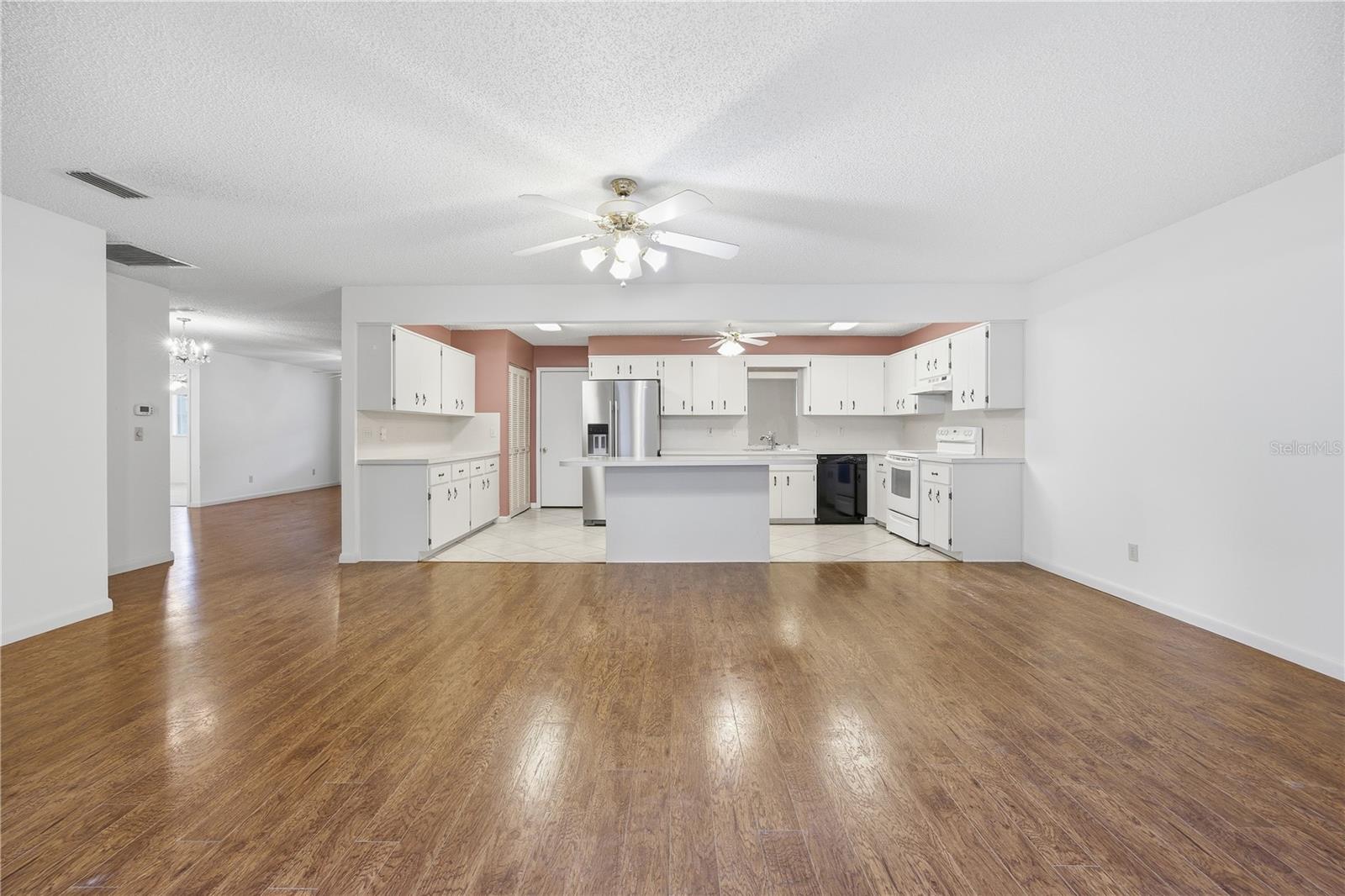 CIRCLE SQUARE WOODS - Residential