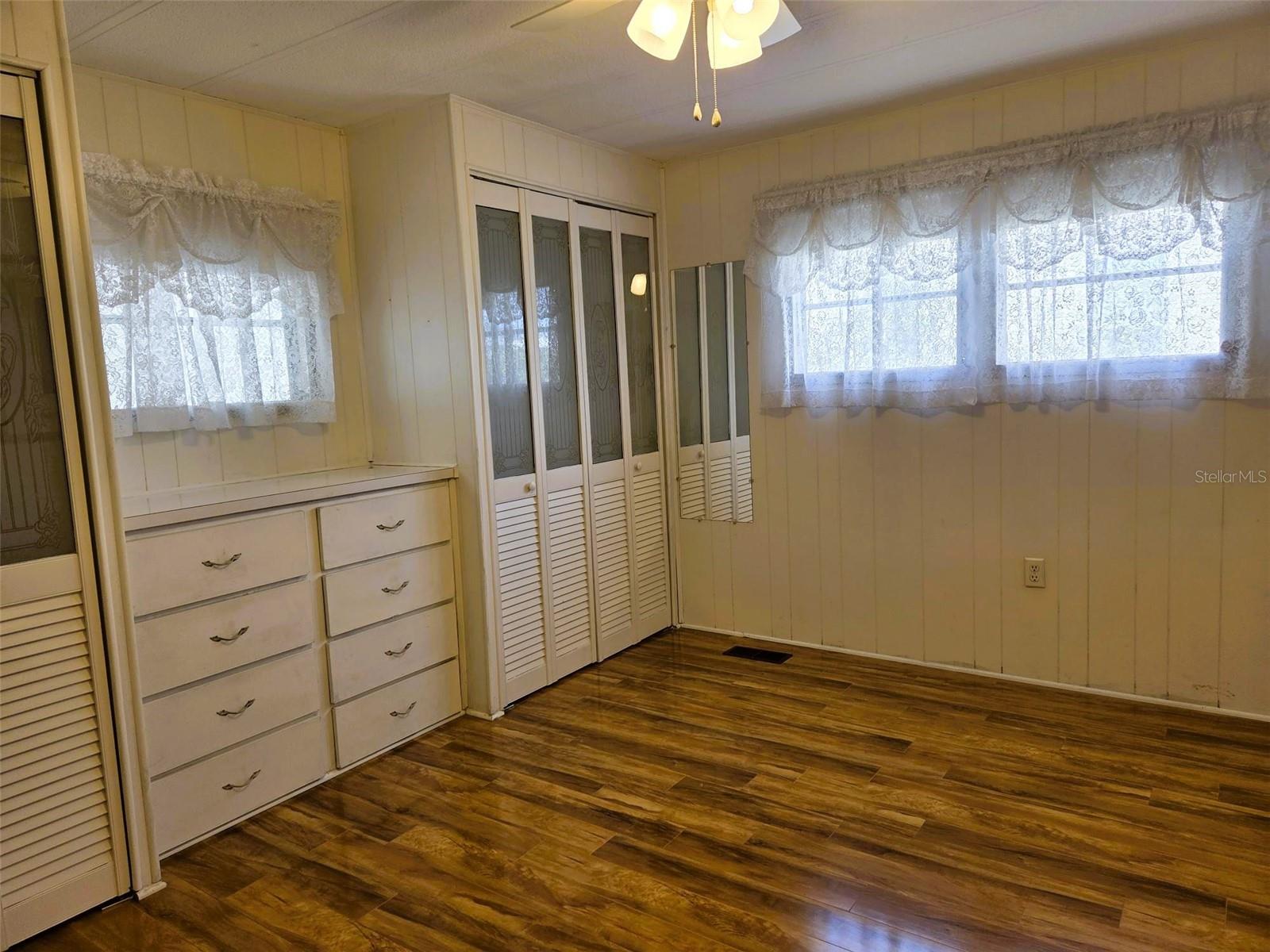 OAKWOOD MANOR - Residential