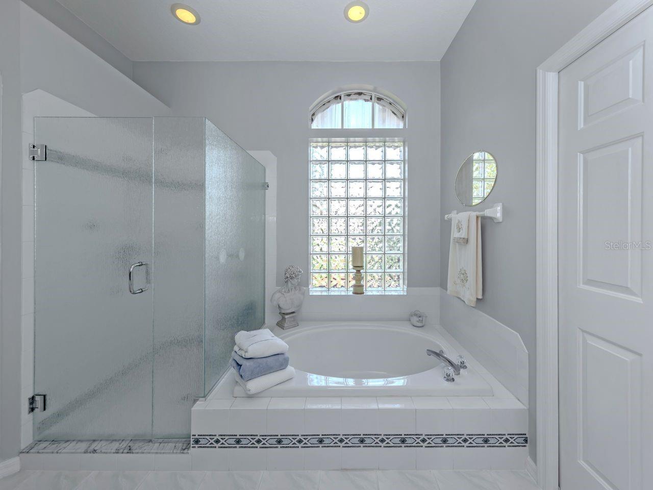 PELICAN POINTE GOLF & COUNTRY CLUB - Residential