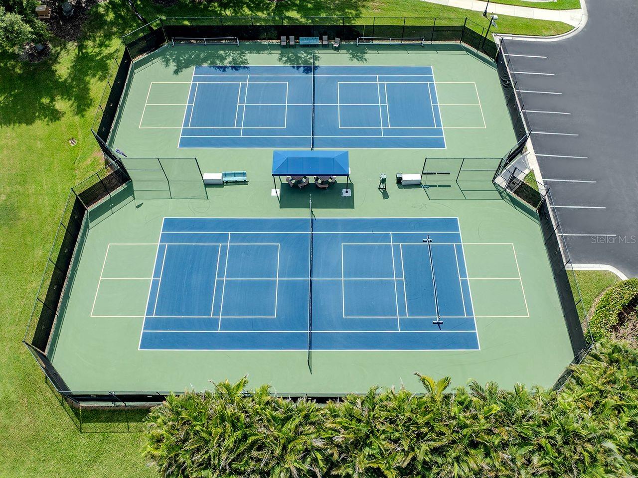 PELICAN POINTE GOLF & COUNTRY CLUB - Residential