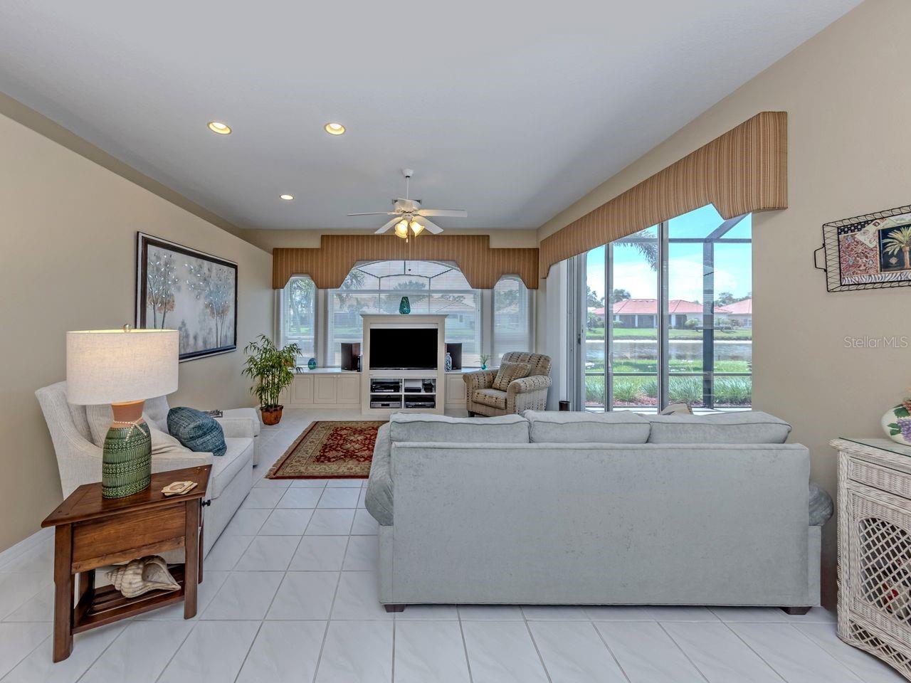 PELICAN POINTE GOLF & COUNTRY CLUB - Residential