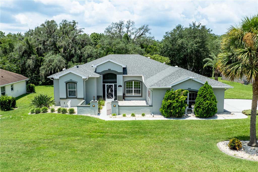 Photo of 5121 Aurora Drive, Leesburg, FL 34748 (MLS # G5115396)