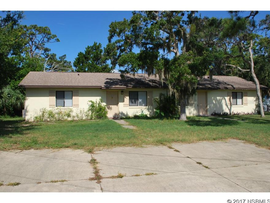 GREAT OPPORTUNITY TO OWN AN ENTIRE DUPLEX AND HAVE SOMEONE HELP WITH THE MORTGAGE PAYMENT. LOCATED IN A GREAT AREA CLOSE TO SHOPPING AND BUS ROUTE.