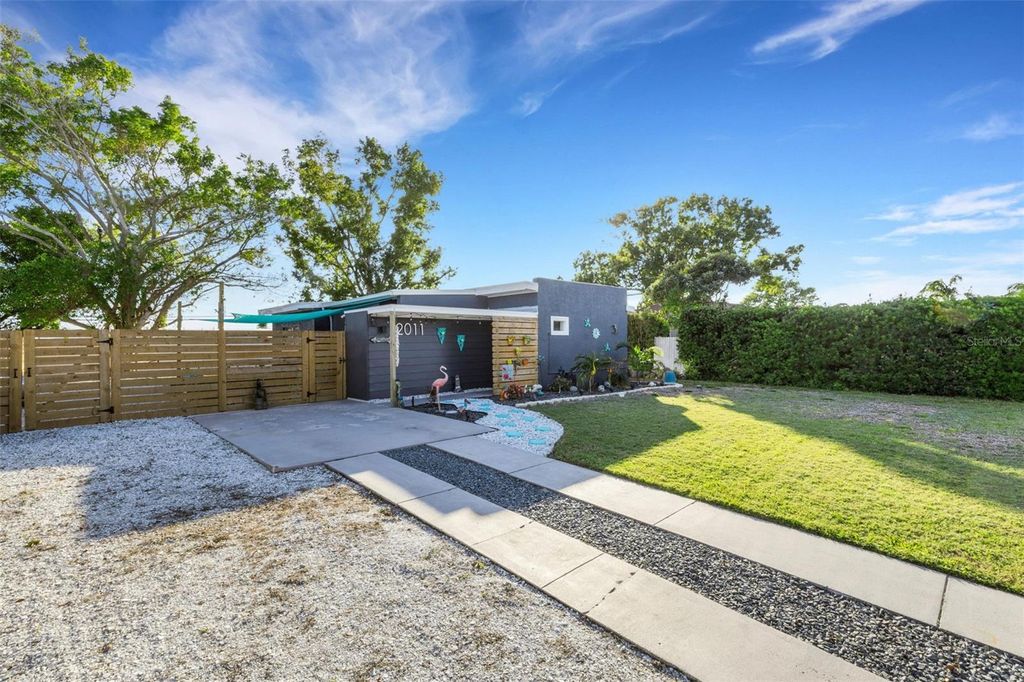 Photo of 2011 Harvard Avenue, Bradenton, FL 34207 (MLS # A4673934)