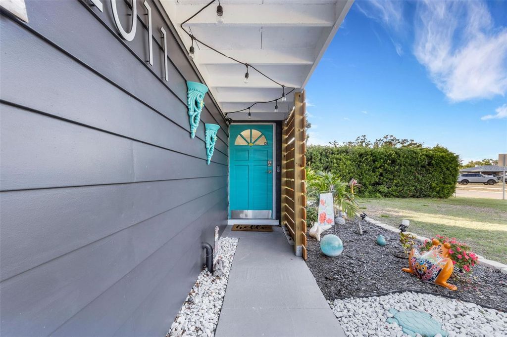 Photo of 2011 Harvard Avenue, Bradenton, FL 34207 (MLS # A4673934)