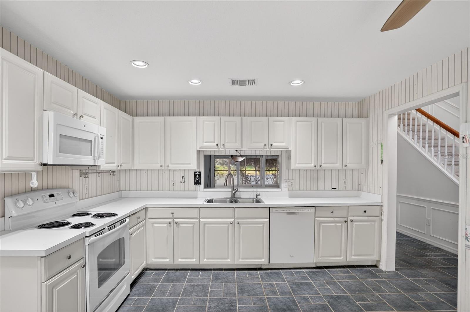 912 W CHARING CROSS CIRCLE