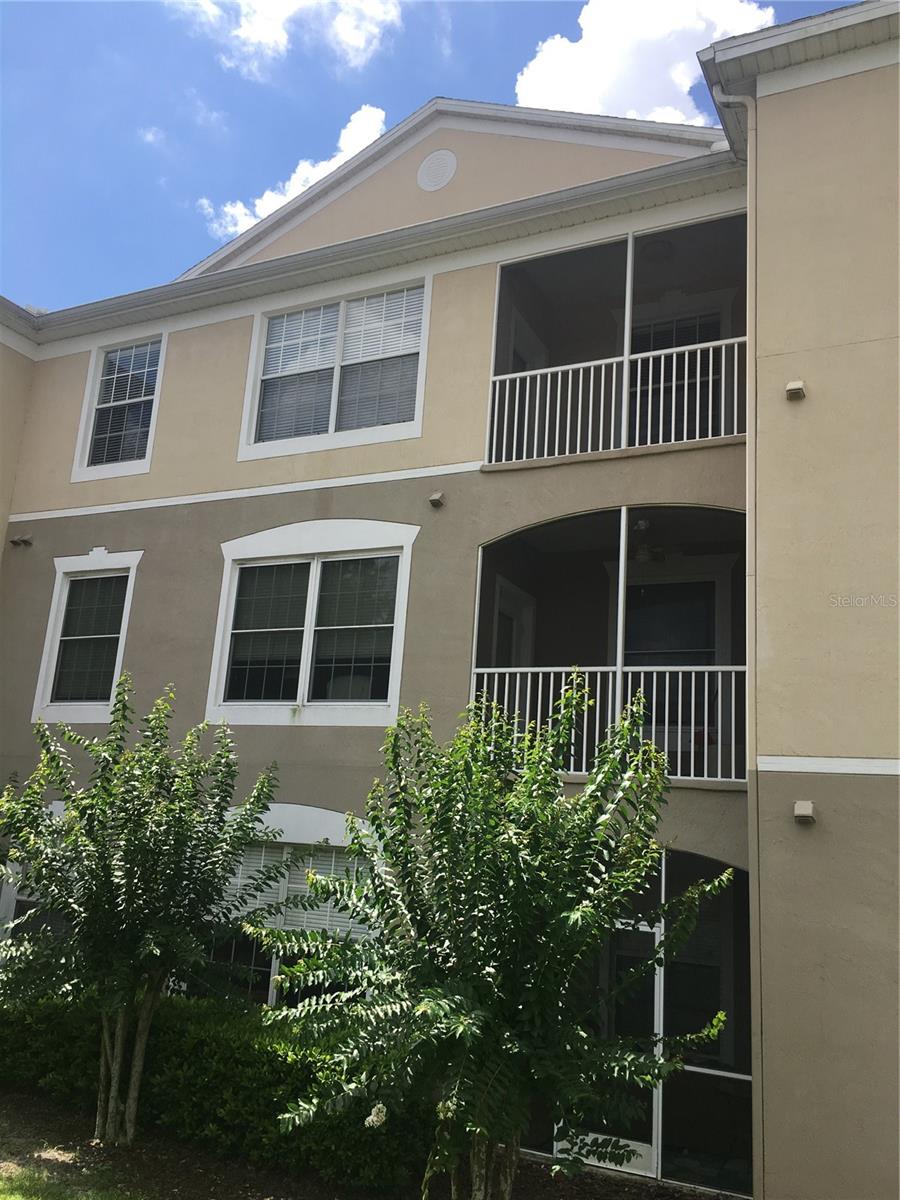 Welcome welcome!!!!!Spacious 2 bedroom 2 bath condo in the heart of Altamonte Springs offers screened in balcony overlooking the community pool, One private storage unit and one carport space. High ceilings throughout and fans in every room. Master bedroom has spacious walk in closet and en-suite bathroom with bathtub and shower. Second bathroom also has bathtub, shower and spacious vanity countertop. Laundry in unit. Lots of windows and plenty of light. Gated community also offers pool, spa, 24/7 gym volleyball courts and playground. Great location with Easy access to SR436, SR434, I4, close to shopping centers and fine dining. Minutes from Uptown Altamonte, Cranes Roost Park and Altamonte Mall