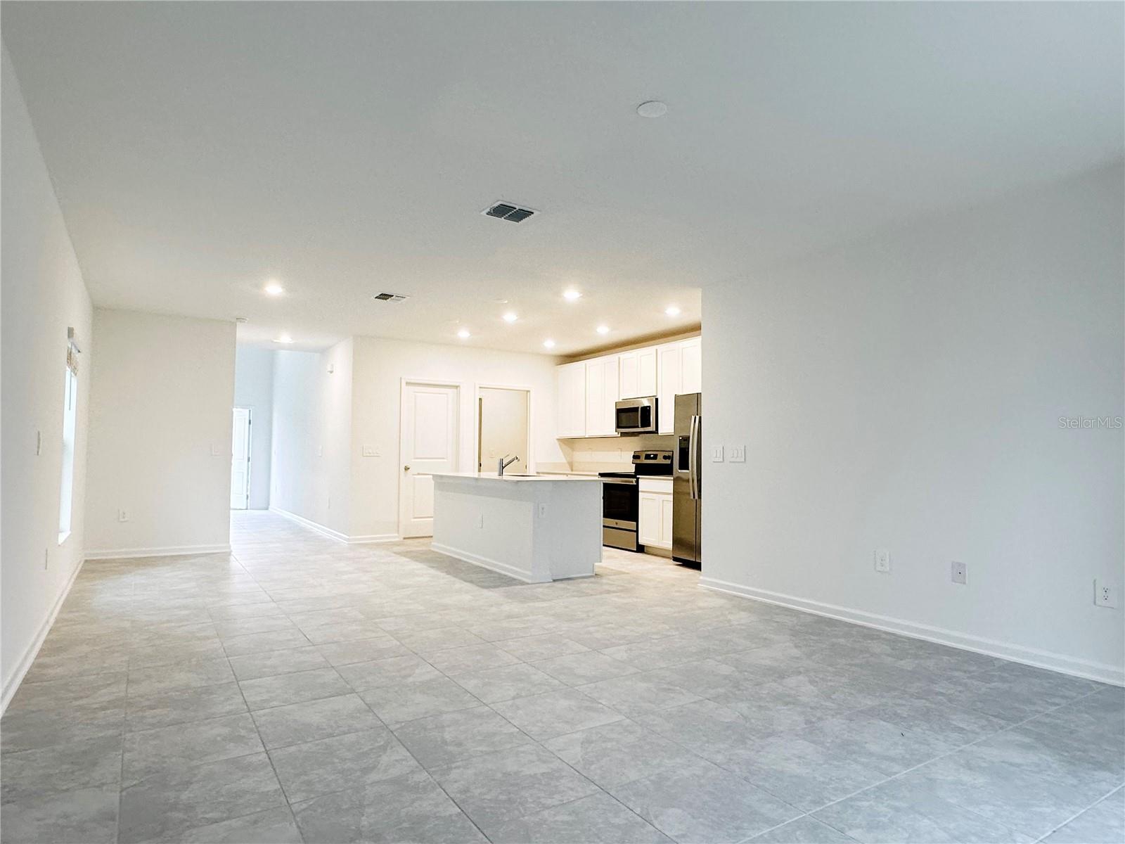 ASTONIA 40S - Residential Lease