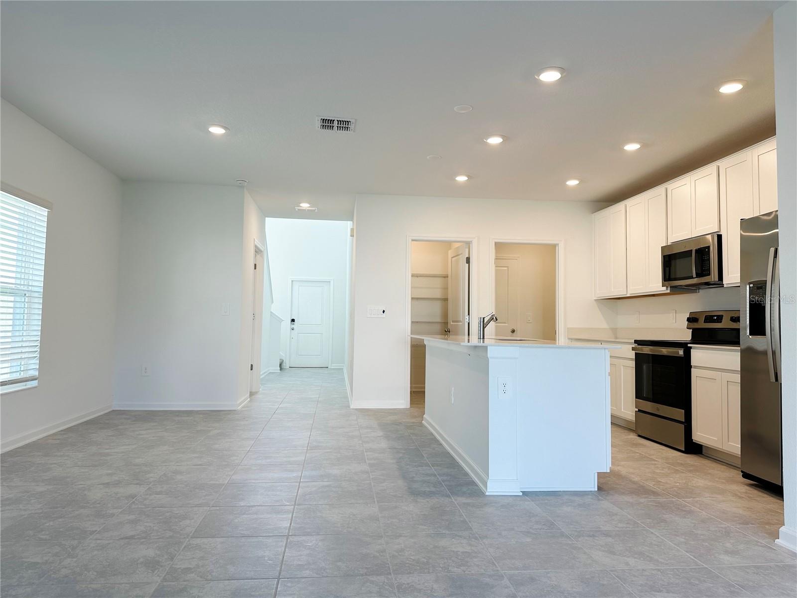 ASTONIA 40S - Residential Lease