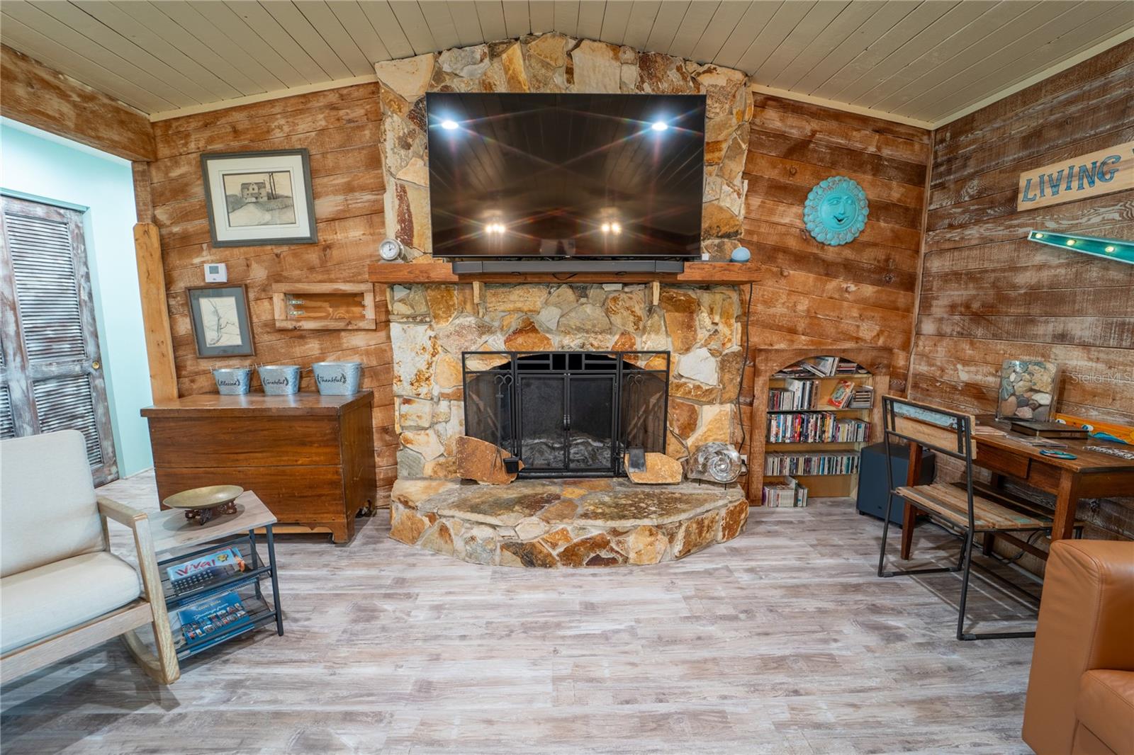 LUCERNE SHORES - Residential