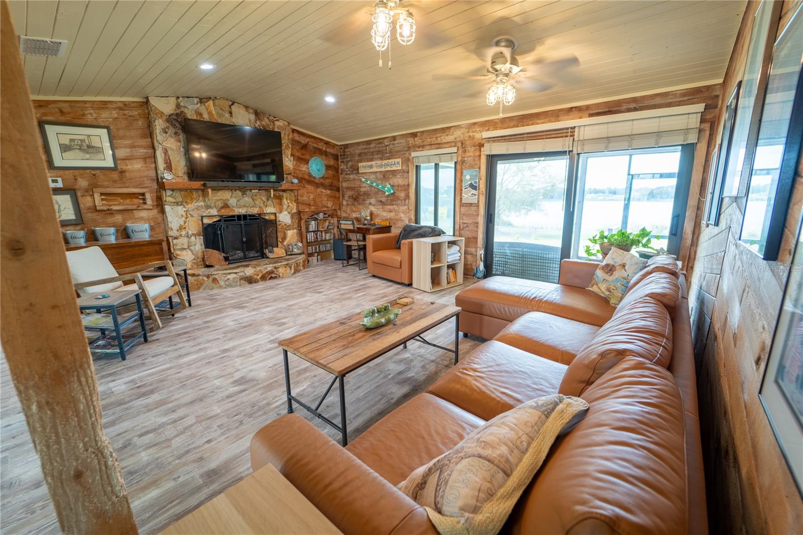 LUCERNE SHORES - Residential