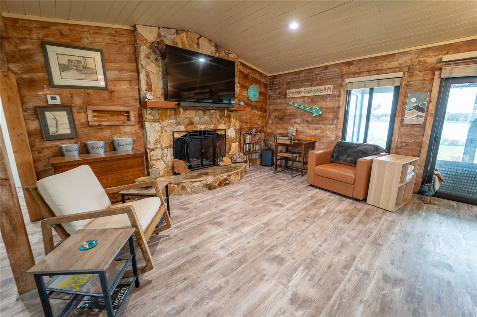 LUCERNE SHORES - Residential