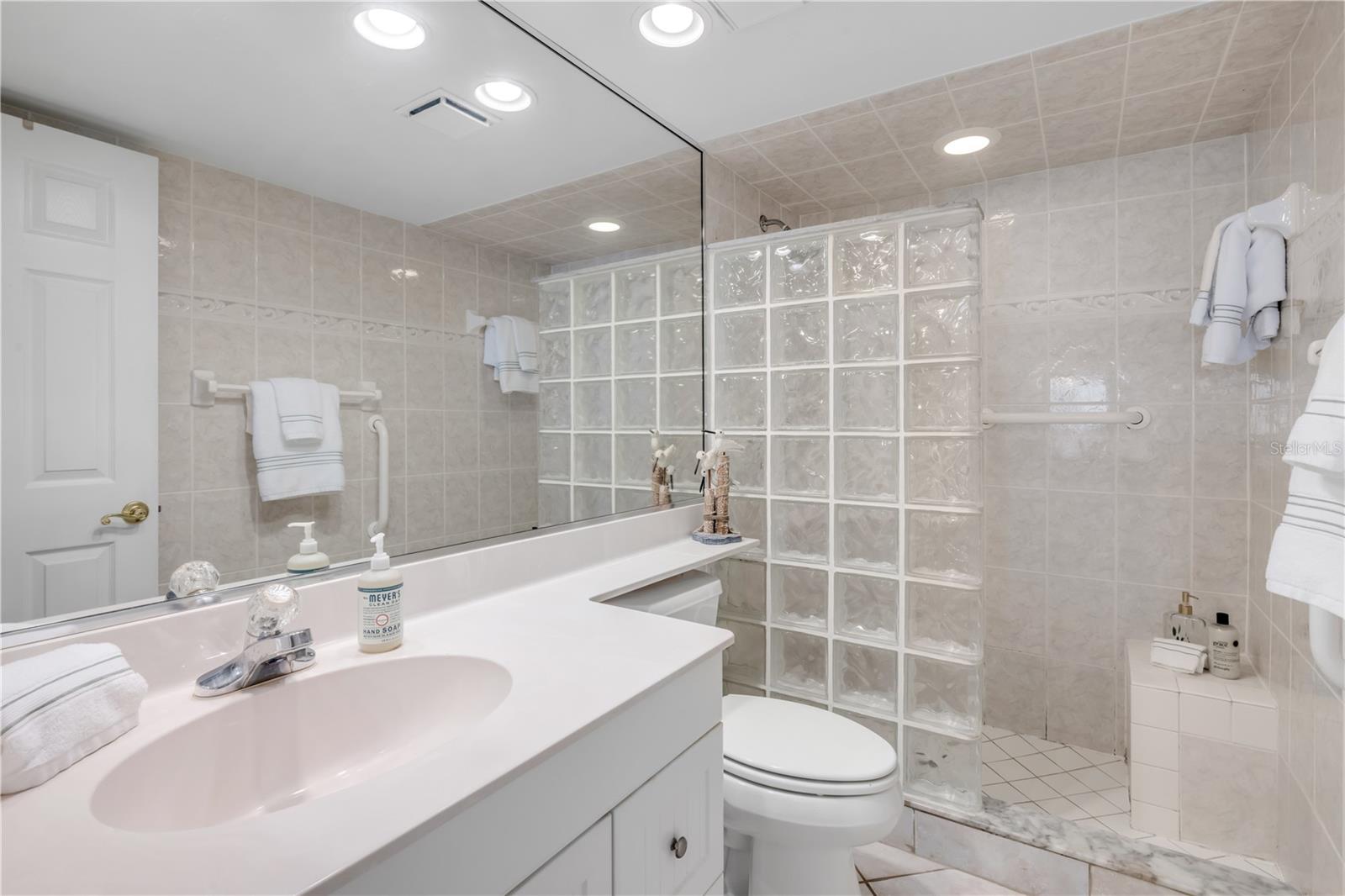 OCEAN VIEW TOWERS - Residential