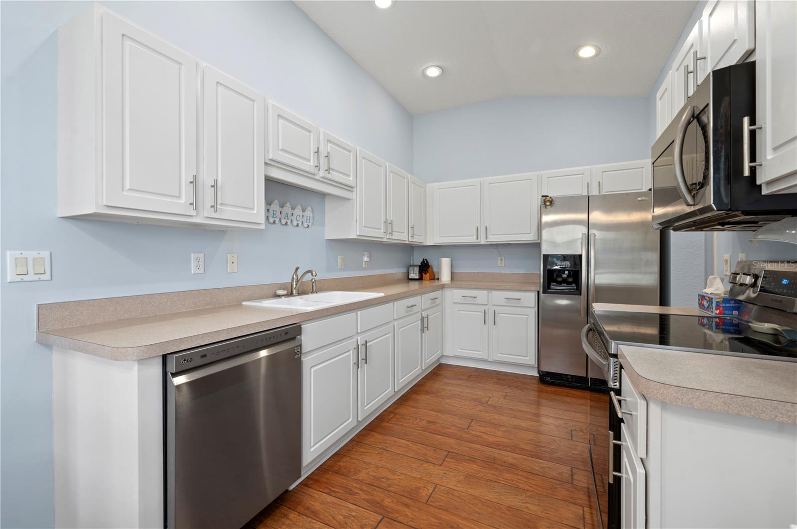 1706 FOUNTAIN VIEW CIRCLE