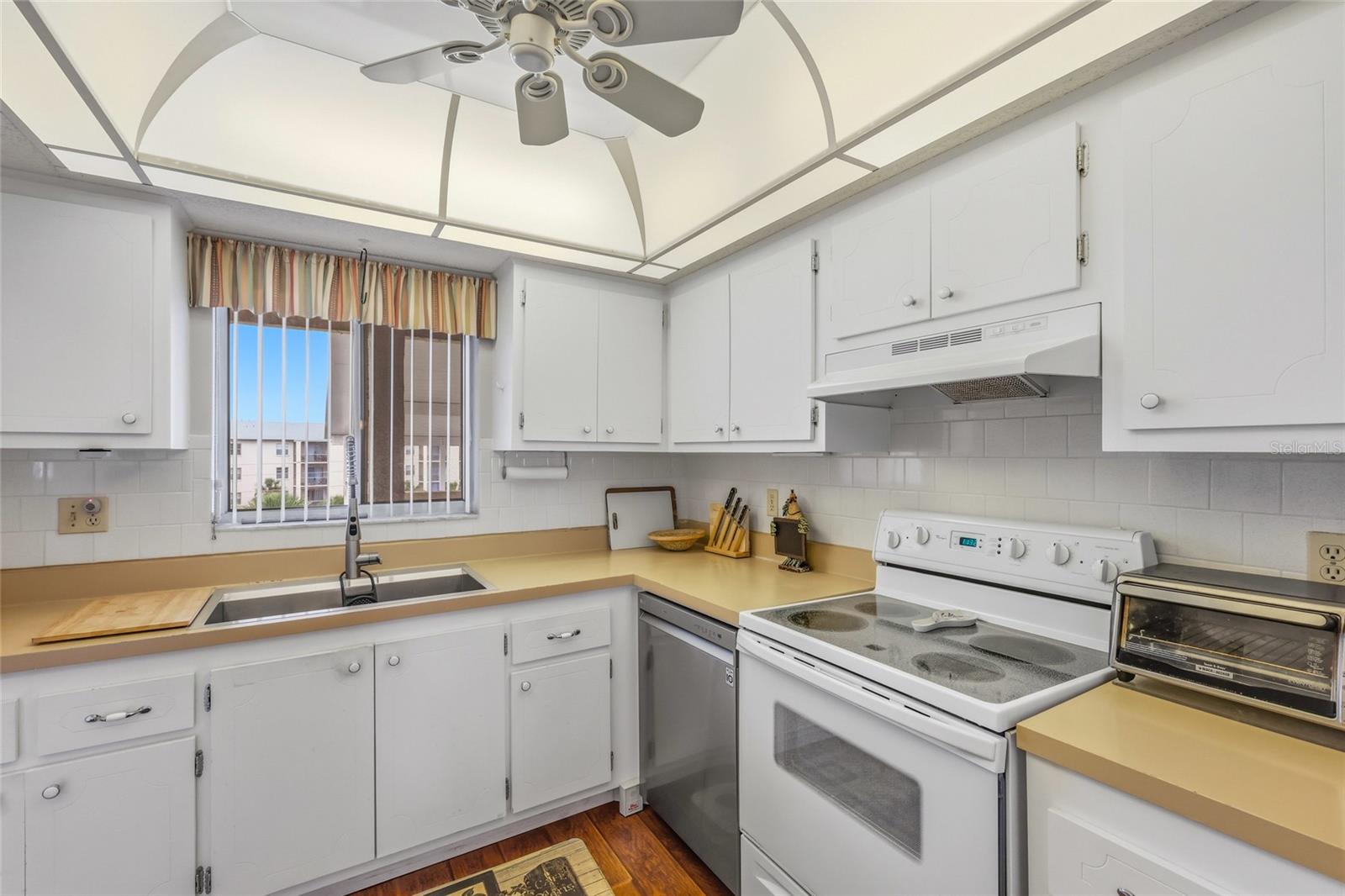 BAYSHORE ON THE LAKE APTS II SEC 1 - Residential