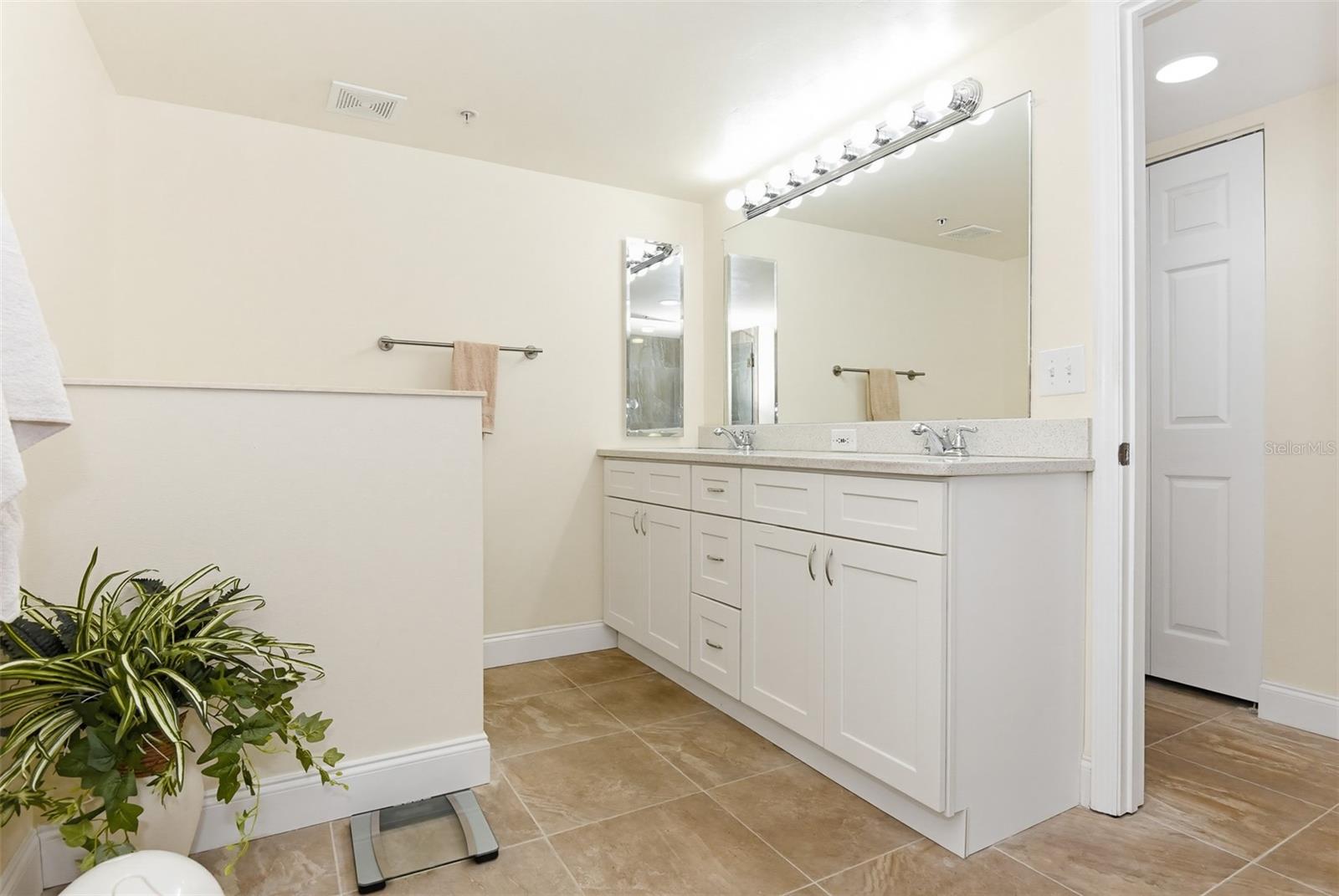 OCEANS 06 CONDO - Residential