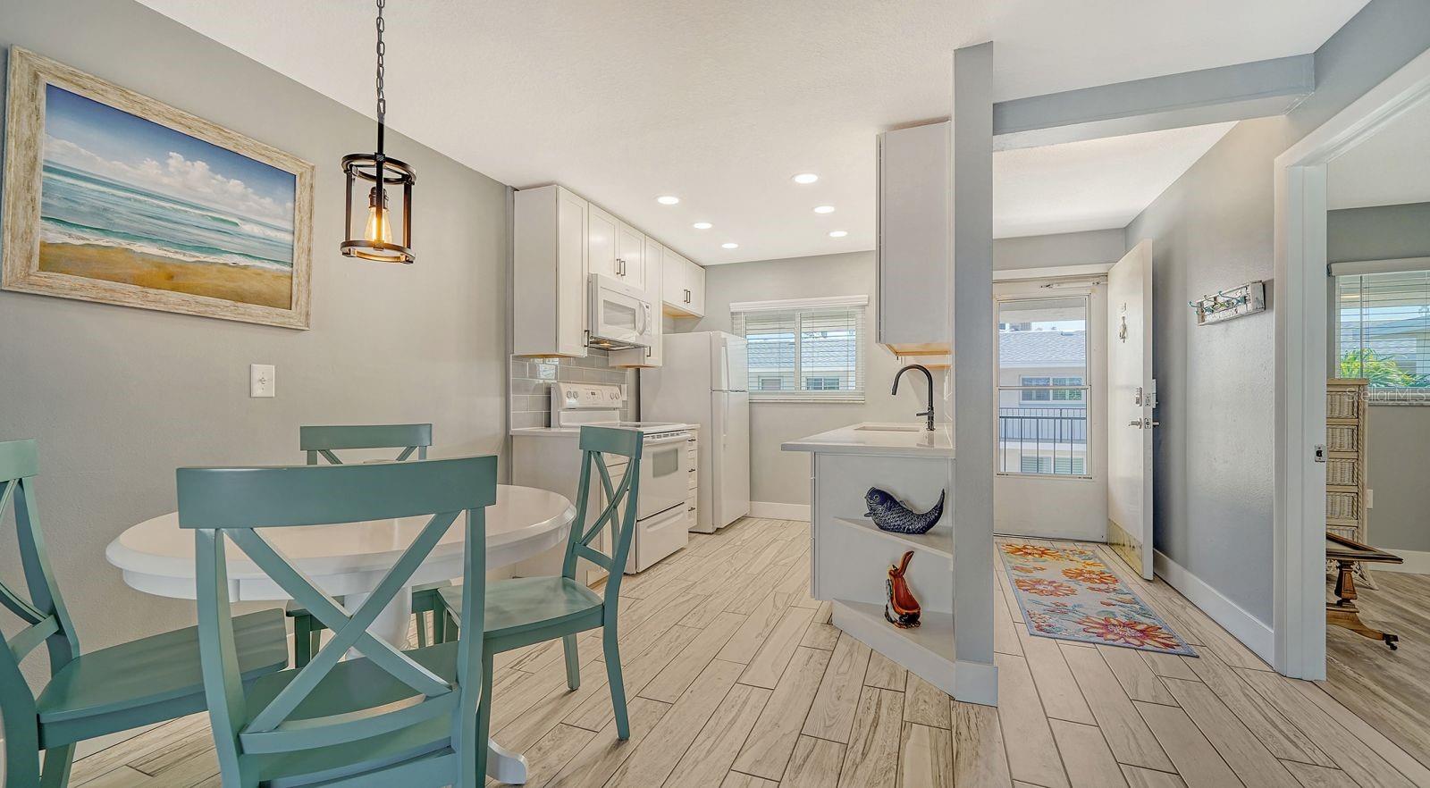 HOLIDAY APTS - Residential