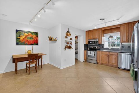 Tiny photo for 33225 Lakeshore Drive, Tavares, FL 32778 (MLS # G5108512)